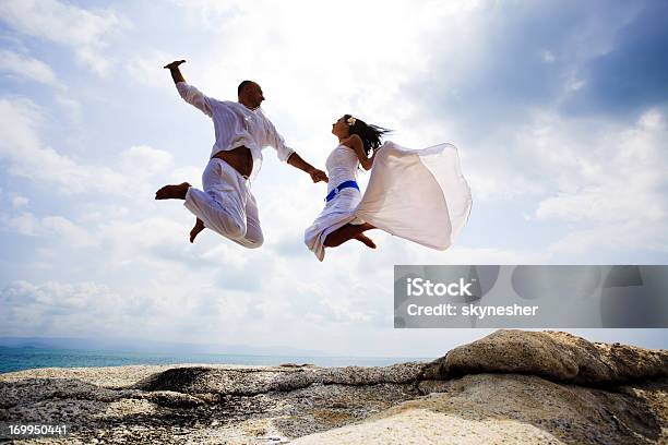 신부 및 신랑 뛰어내림 대해 스카이 점프에 대한 스톡 사진 및 기타 이미지 - 점프, 결혼식, 2명