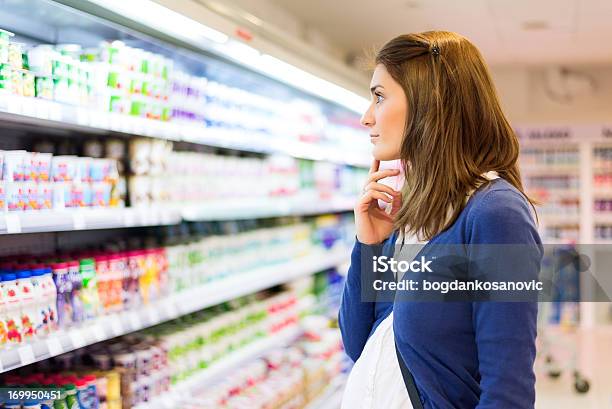 Suchen Sie Im Supermarktregal Stockfoto und mehr Bilder von Betrachtung - Betrachtung, Eine Frau allein, Frauen