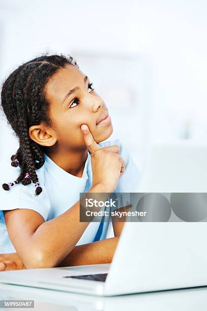 중유럽식 칠레식 여자아이 사고 노트북에 대한 스톡 사진 및 기타 이미지 - 노트북, 아이, 위를 보기