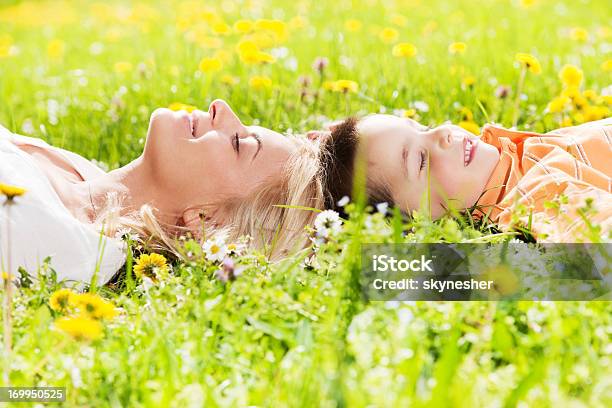 Joven Madre Withchild Caer En El Campo Foto de stock y más banco de imágenes de Acostado - Acostado, Adulto, Aire libre