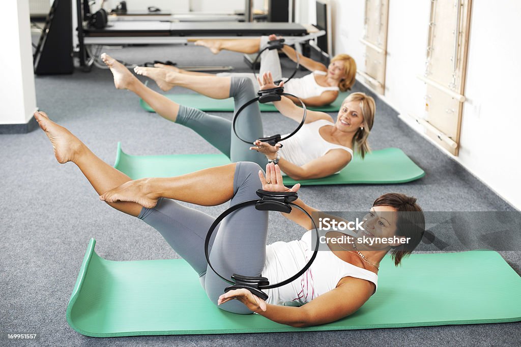 Grupo de Mulheres fazendo exercícios de Pilates - Royalty-free Fitness Circle Foto de stock