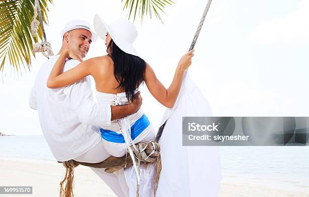 Foto de Lindo Casal Balançando Na Praia e mais fotos de stock de Abraçar - Abraçar, Adulto, Alegria