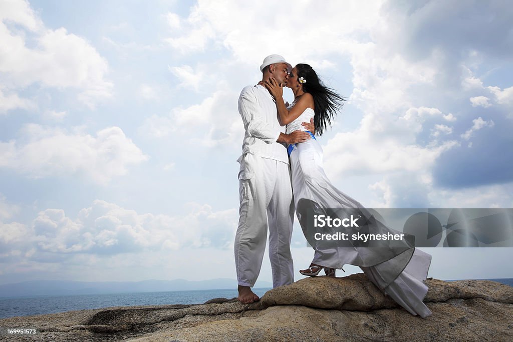 커플입니다 키스하는 아름다운 풍경으로 둘러싸인 클라우드 - 로열티 프리 결혼식 스톡 사진