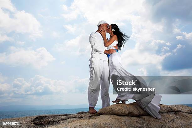 커플입니다 키스하는 아름다운 풍경으로 둘러싸인 클라우드 결혼식에 대한 스톡 사진 및 기타 이미지 - 결혼식, 관광 리조트, 2명