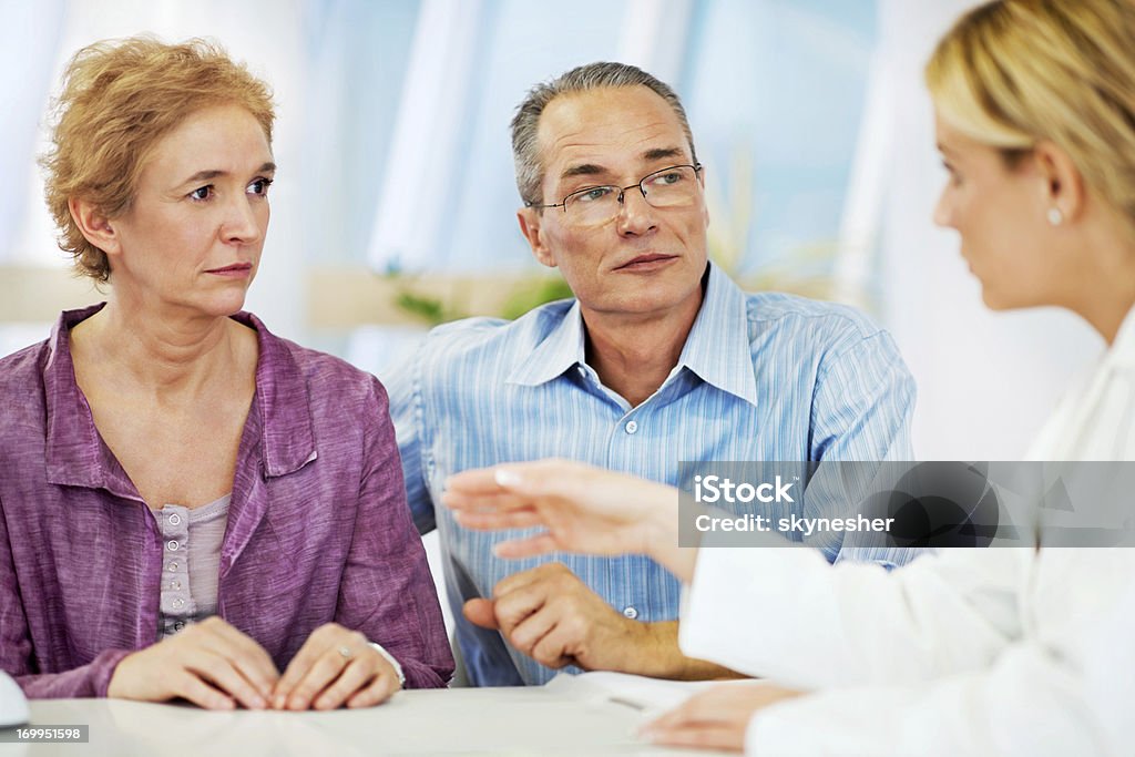 Casal sério com estas médica no exame médico. - Royalty-free Secretária - Mobília Foto de stock