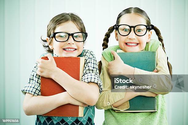 Junge Und Ein Mädchen Die Ihre Bücher Dicht Stockfoto und mehr Bilder von Akademisches Lernen - Akademisches Lernen, Altertümlich, Argyle-Muster