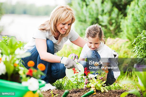 Madre E Figlia Piantando Fiori Insieme - Fotografie stock e altre immagini di Primavera - Primavera, Giardino domestico, Giardinaggio