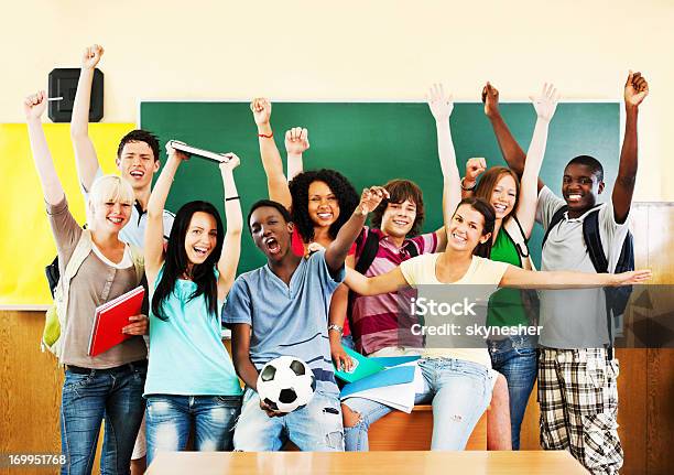 グループの学生の陽気にお望みのカメラ - 腕を上げるのストックフォトや画像を多数ご用意 - 腕を上げる, 学生, 中高生