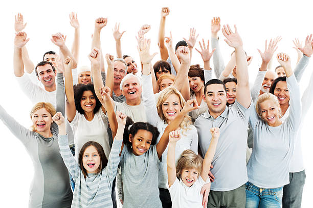 большая группа счастливых людей с поднятые руки. - multi generation family family group of people large group of people стоковые фото и изображения