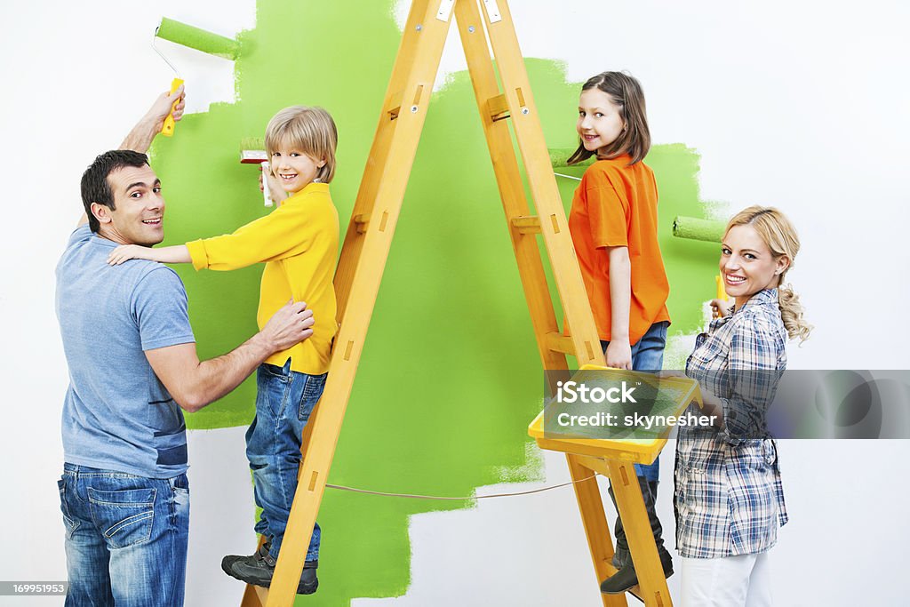 幸せな家族の絵画の壁にグリーン。 - 塗装用ローラーのロイヤリティフリーストックフォト