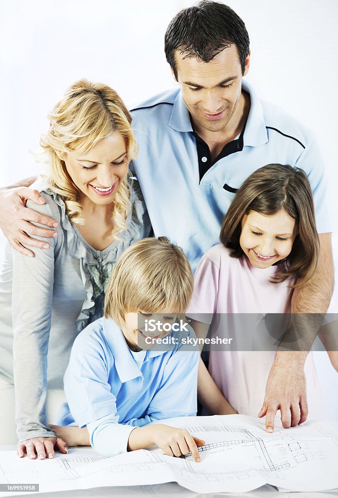 Famille lecture de plan - Photo de Famille libre de droits