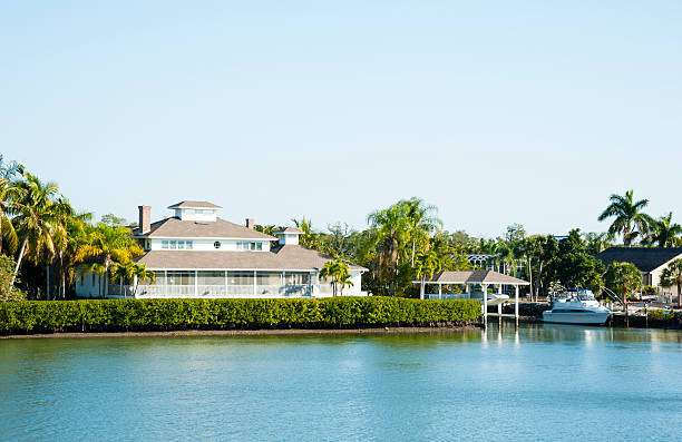 sala de estar junto al canal - florida naples florida house residential structure fotografías e imágenes de stock