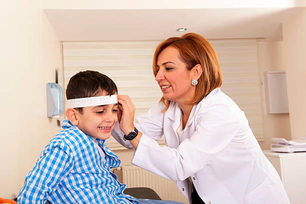 pediatric neurologist treats young patient - neurology child stockfoto's en -beelden