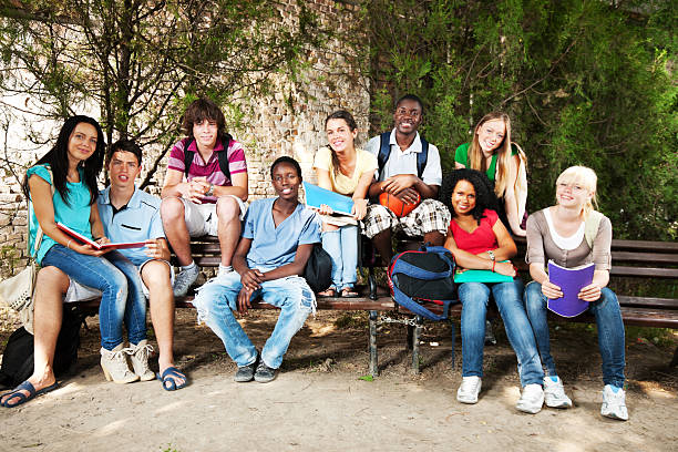 그룹 청소년 앉아 벤치 야외 - basketball teenager nature outdoors 뉴스 사진 이미지