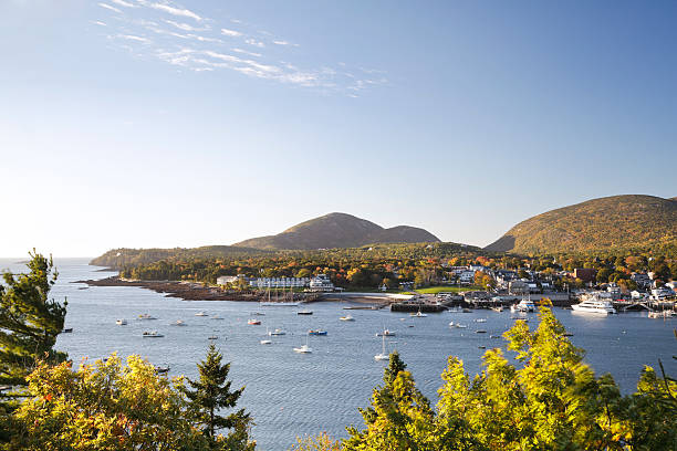 bar harbor, maine, otoño por la mañana - maine fotografías e imágenes de stock