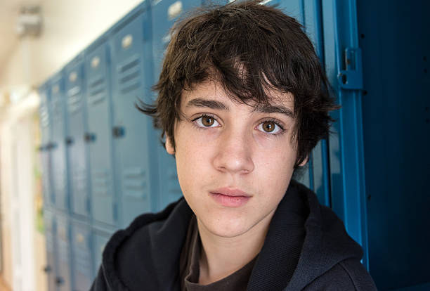 pensive teenager - alleen één tienerjongen stockfoto's en -beelden