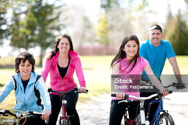 Famiglia Attiva - Fotografie stock e altre immagini di Ciclismo - Ciclismo, Etnia latino-americana, 12-13 anni