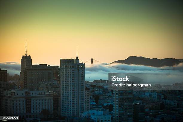 Foto de Nevoeiro Que Agitam O Golden Gate e mais fotos de stock de Brilhante - Luminosidade - Brilhante - Luminosidade, Califórnia, Cidade