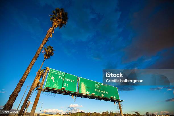 Photo libre de droit de Signe De Freeway De Los Angeles Des Palmiers Et Ciel Bleu Profond banque d'images et plus d'images libres de droit de Autoroute