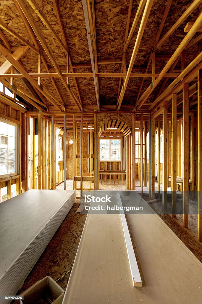 Interior do subúrbio de casa em construção - Foto de stock de Bairro com habitações idênticas royalty-free