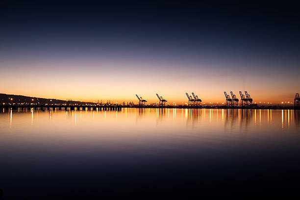 puerto de los angeles y long beach at sunset - los angeles county long beach california sunset fotografías e imágenes de stock