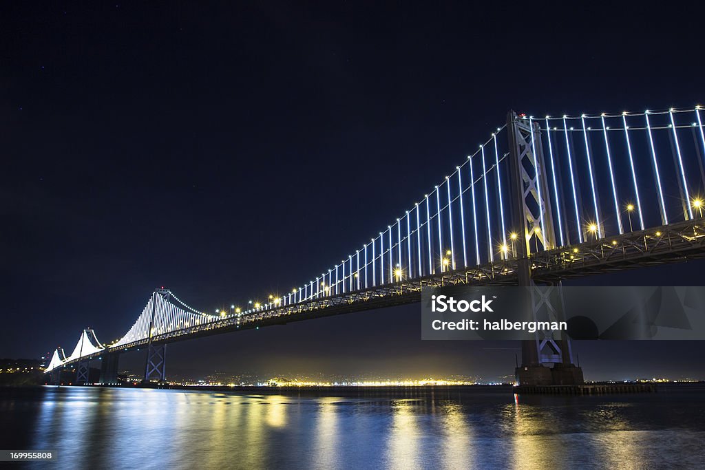 サンフランシスコのベイブリッジ、LED 照明 - つり橋のロイヤリティフリーストックフォト