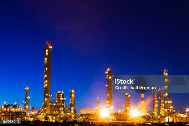 製油所の夕暮れ - 石油精製所のストックフォトや画像を多数ご用意 - 石油精製所, まぶしい, カラフル