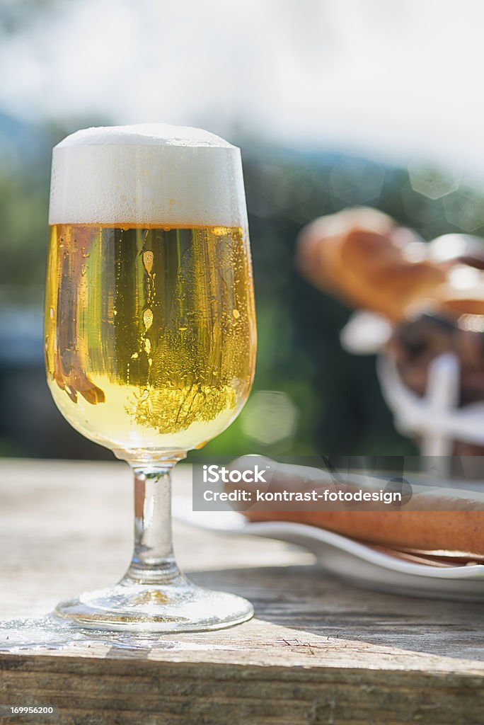 Birra fresca e Frankfurter salsicce, tedesco - Foto stock royalty-free di Birreria all'aperto