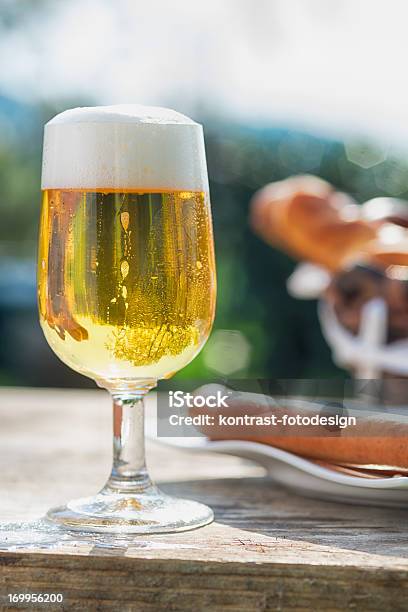 Birra Fresca E Frankfurter Salsicce Tedesco - Fotografie stock e altre immagini di Birreria all'aperto - Birreria all'aperto, Bicchiere da birra, Germania