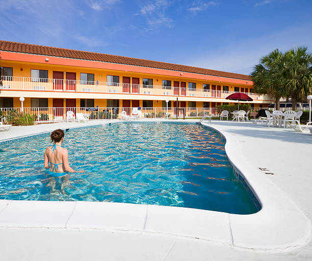 piscine de l'hôtel - motel photos et images de collection