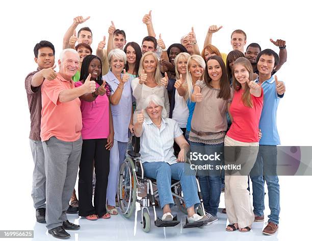 Группа Людей Стоя Вместе — стоковые фотографии и другие картинки Многонациональная группа - Многонациональная группа, Жест Класс, Инвалидное кресло