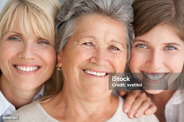 Tres Generaciones De Mujeres Foto de stock y más banco de imágenes de Mujeres - Mujeres, Sonreír, 70-79 años