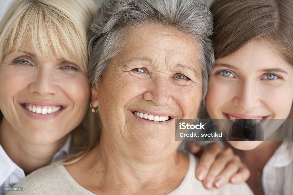 Три поколения женщин. - Стоковые фото Женщины роялти-фри