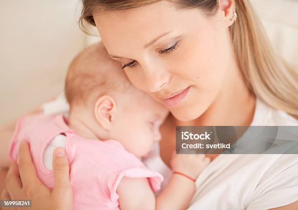 구슬눈꼬리 자신의 아기 여자아이 2-5 개월에 대한 스톡 사진 및 기타 이미지 - 2-5 개월, 30-34세, 30-39세
