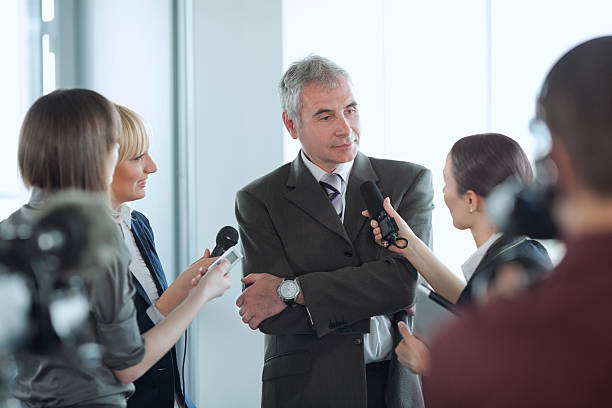 entretien. - interview meeting business women photos et images de collection