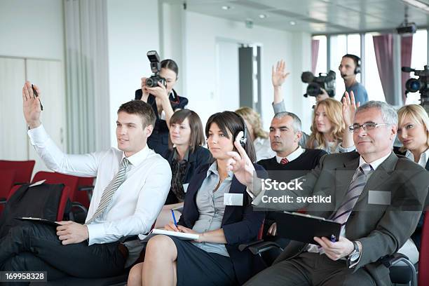 Conferencia De Prensa Foto de stock y más banco de imágenes de Periodista - Periodista, Clase de formación, Escribir