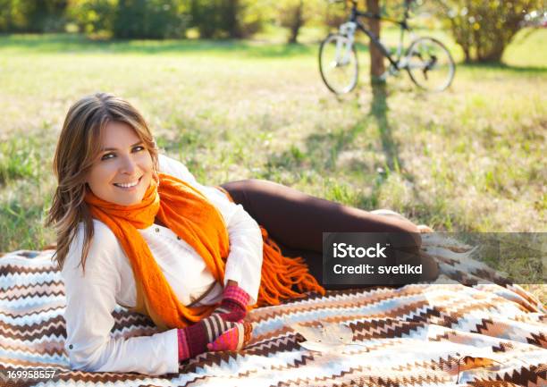 Atractiva Mujer Descansando En El Parque Foto de stock y más banco de imágenes de 30-34 años - 30-34 años, Acostado, Actividad