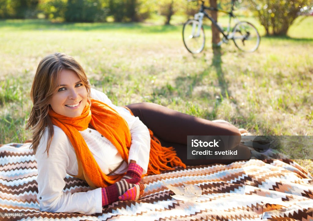 Atraente mulher a descansar no parque. - Royalty-free 30-34 Anos Foto de stock