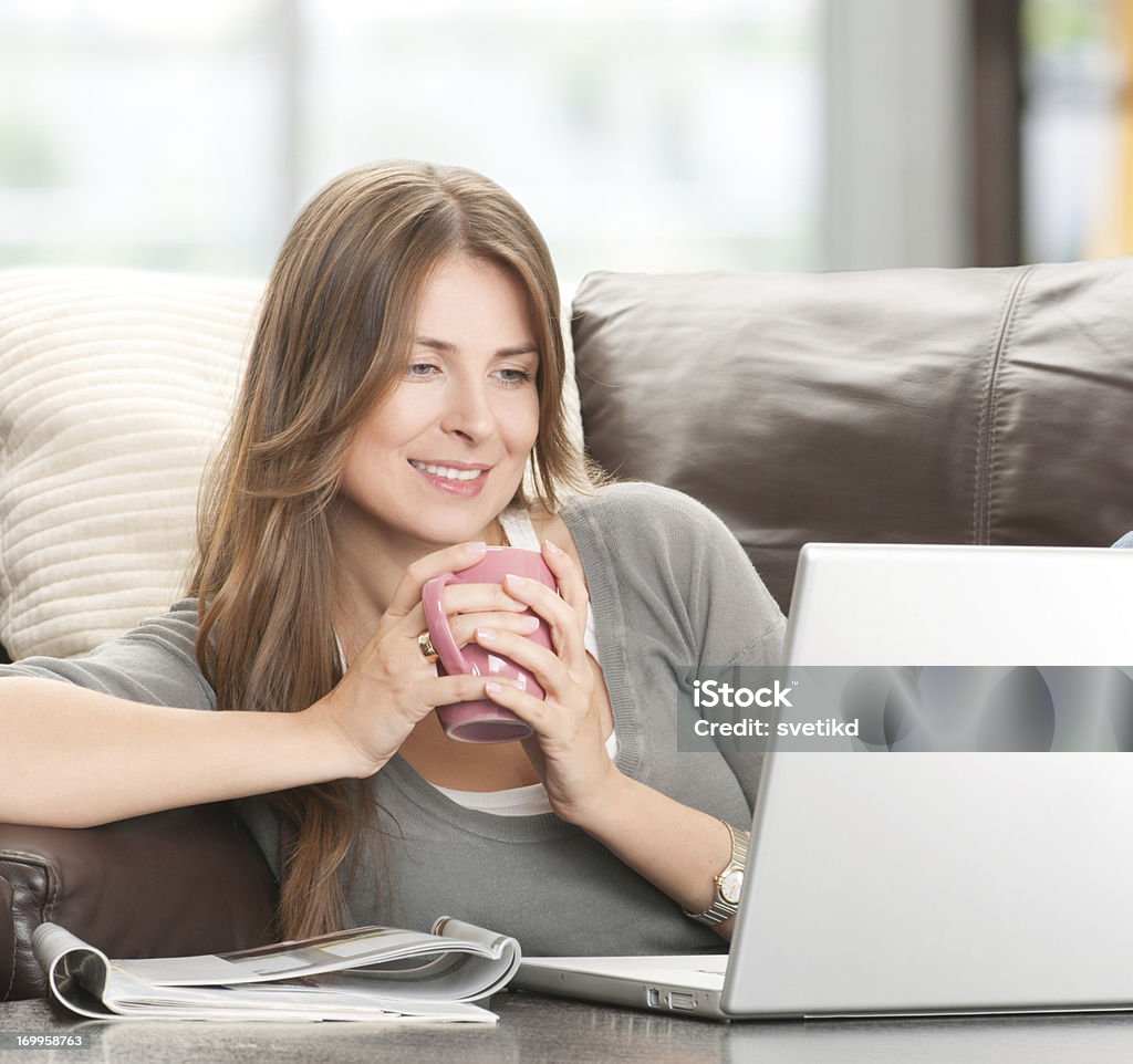 Femme avec ordinateur portable à la maison. - Photo de Vie domestique libre de droits
