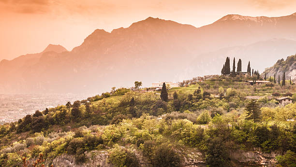 pôr do sol nas montanhas no norte do lago de garda, itália - north tirol - fotografias e filmes do acervo