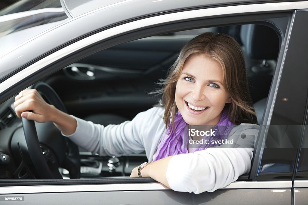 Lächelnde Frau in einem Auto - Lizenzfrei Frauen Stock-Foto