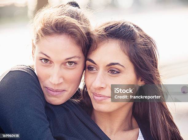 Foto de Amigos Casal Ao Ar Livre e mais fotos de stock de 20 Anos - 20 Anos, 20-24 Anos, Abraçar