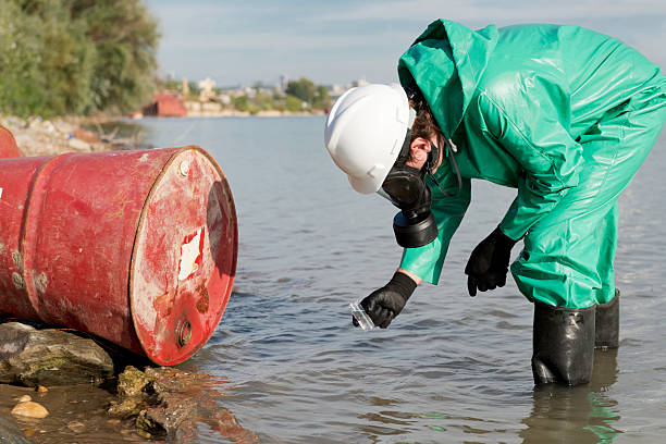 tomar la muestra de agua - pollution oil oil slick water pollution fotografías e imágenes de stock