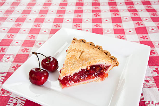 fatia de torta de cereja - pie pastry crust cherry pie cherry imagens e fotografias de stock