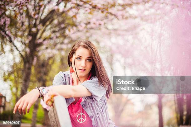 Mulher Bonita Em Desabrochando Natureza - Fotografias de stock e mais imagens de 20-24 Anos - 20-24 Anos, 20-29 Anos, Adulto