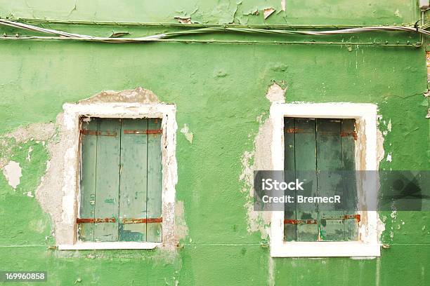 Выветрившийся Зеленый Фасад С Windows И Проводов — стоковые фотографии и другие картинки Архитектура - Архитектура, Без людей, Бурано