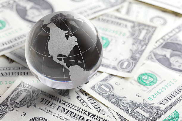 de globo de vidro e dinheiro - finance global communications global business home finances - fotografias e filmes do acervo