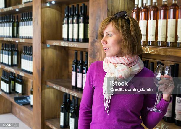 Foto de Mulher É De Degustação De Vinhos Venda Na Loja Loja De Vinhos e mais fotos de stock de Morávia