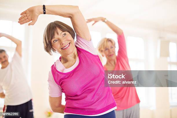 Grupo De Senios En El Yoga Studio Foto de stock y más banco de imágenes de Tercera edad - Tercera edad, Aeróbic, Yoga