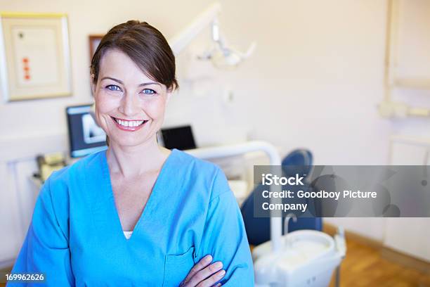 Pretty Dentista Junto Con Copyspace Foto de stock y más banco de imágenes de Dentista - Dentista, Fémina, Clínica médica